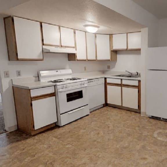 Thumbnail 4 of 6 Fully Furnished Kitchen With Stainless Steel Appliances at Arbor Pointe Townhomes Apartments, Battle Creek, Michigan