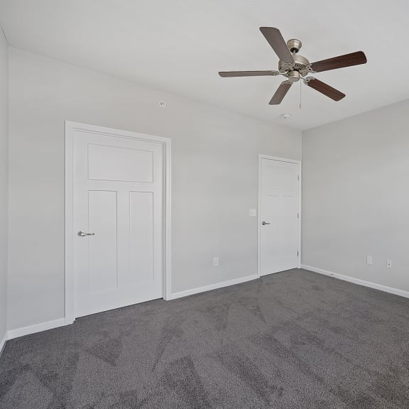 Thumbnail 15 of 19 a bedroom with carpet and a ceiling fan at Monmouth Row Apartments, Newport, 41071