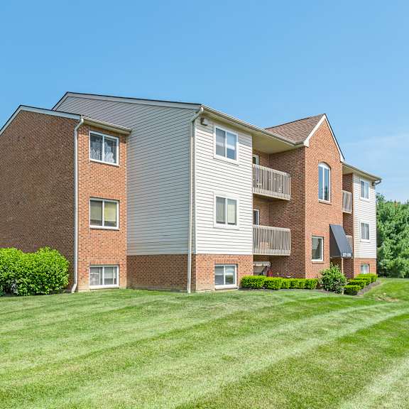 exterior view1 at sandhurst apartments, zanesville, oh