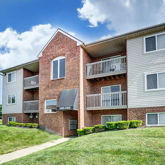 exterior view at sandhurst apartments, zanesville, oh, 43701