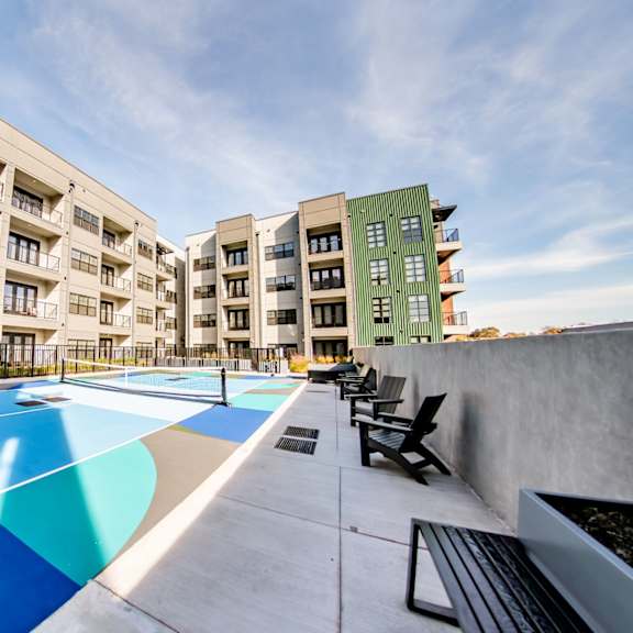 a pickleball court in front of apartment buildings at harbor side at conwood flats apartments, memphis