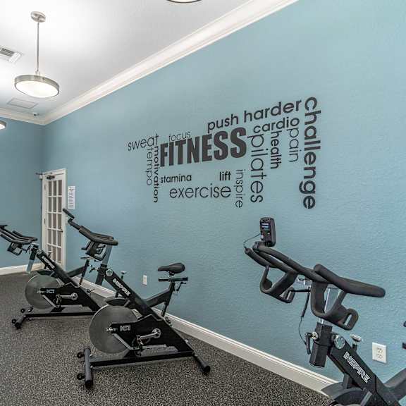 the gym at the hunters run apartments