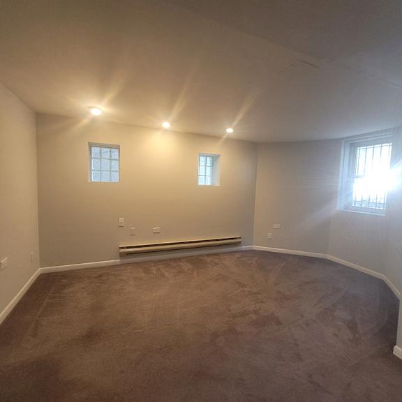 the living room of an empty house with a carpeted floor