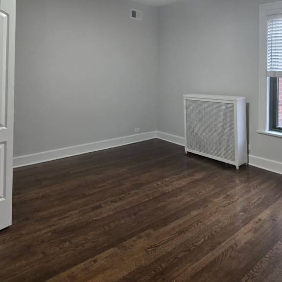 a room with a white ceiling and a window with blinds.
