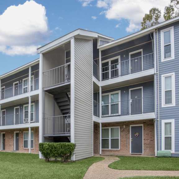 our apartments at the overlook feature a spacious yard and balconies