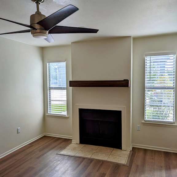 living room with a ceiling fan at shenandoah bend apartments, baton rouge