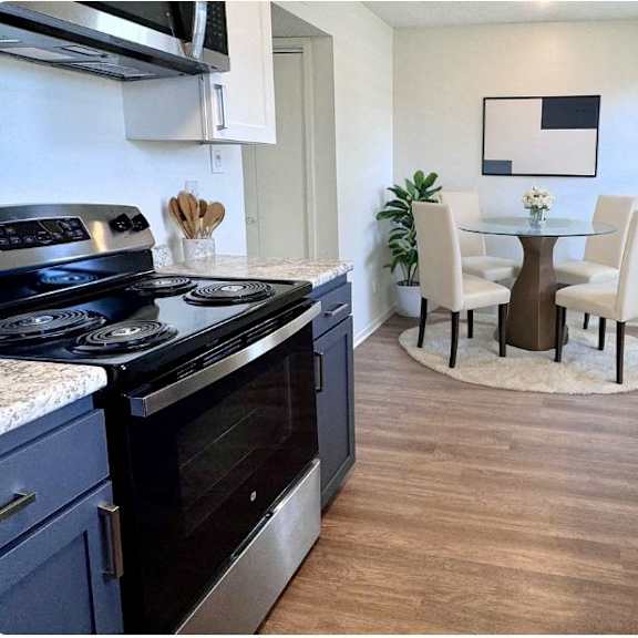 kitchen and dining room at shenandoah bend apartments, baton rouge, louisiana