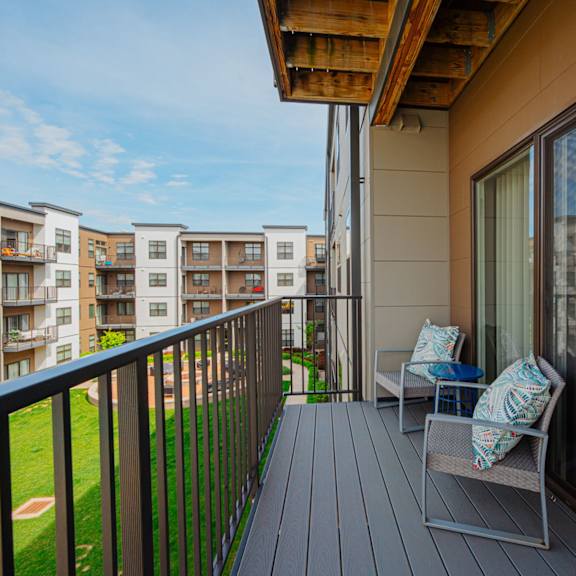 balcony at the pointe at polaris apartments