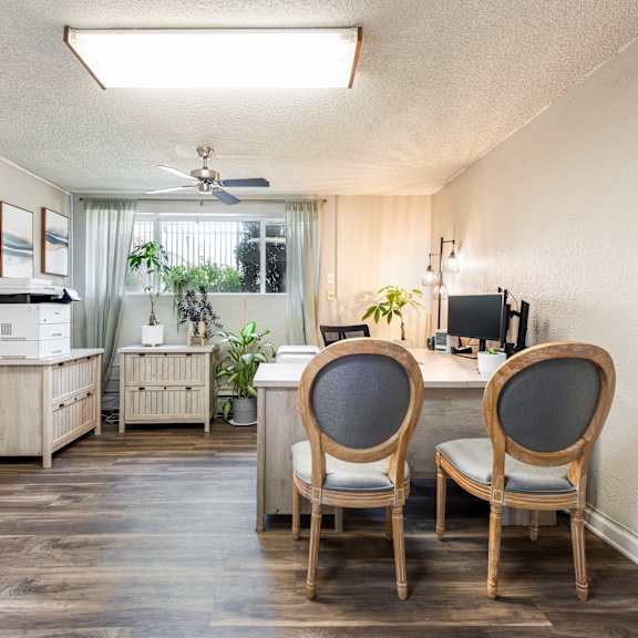 the preserve at ballantyne commons office space with desk and chairs