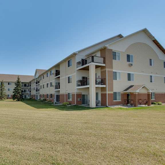 apartment building at osgood place apartments, fargo, nd