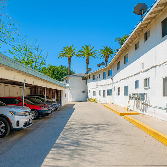 a row of cars are parked in a parking lot.