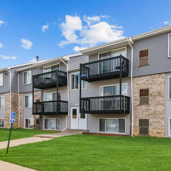 exterior view at residences at grand blanc apartments - grand blanc, mi, michigan