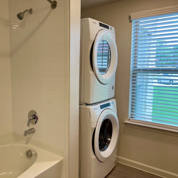 Thumbnail 10 of 14 E1 Bathroom