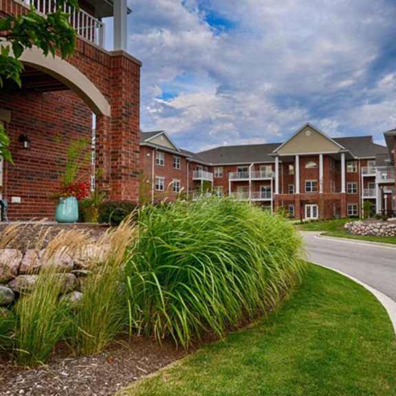 lush landscaping with walking trails at highlands at riverwalk apartments 55+, mequon, 53092