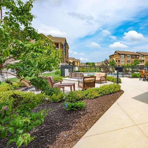 the preserve at ballantyne commons courtyard with tables and chairs