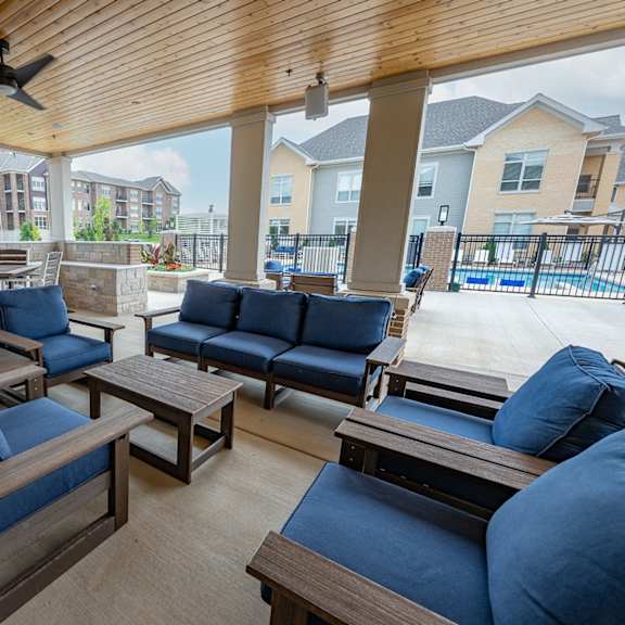 the retreat at thousand oaks clubhouse patio with couches and tables