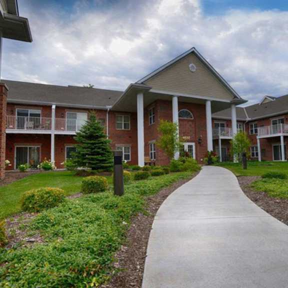 lush landscaping with walking trails at highlands at riverwalk apartments 55+, mequon, wi,53092