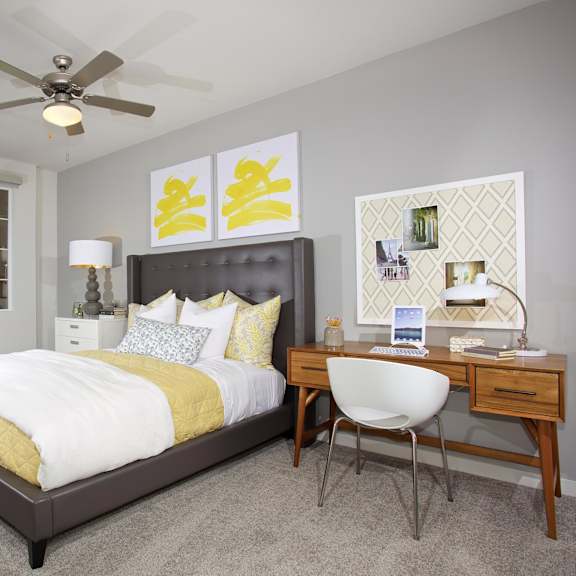 bedroom with a bed at casa mira view apartments, california