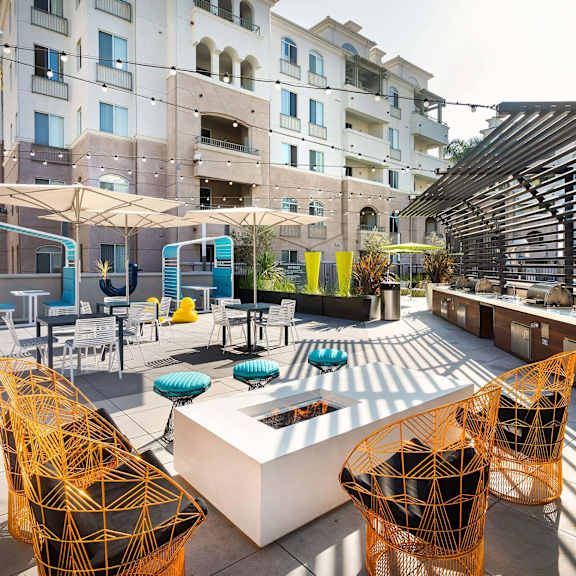 outdoor firepit patio at la jolla crossroads apartments, san diego, ca