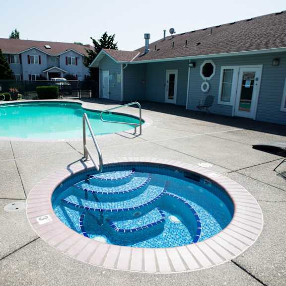 hot tub and pool at redwood acres, washington, 98661