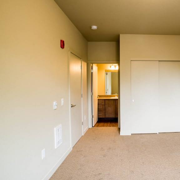 carpeted living area at quinten tower, oregon