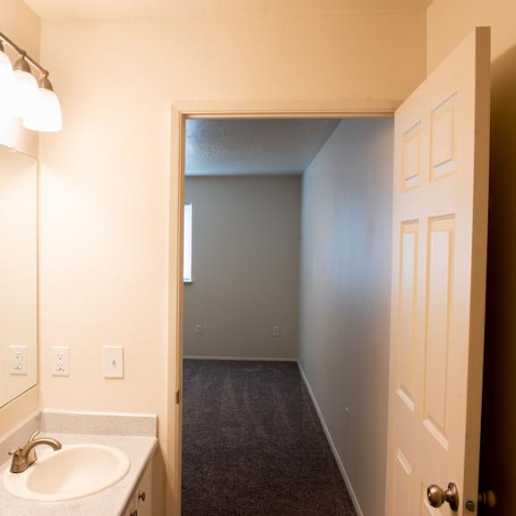 luxurious bathroom at wingsong manor apartments, portland, or