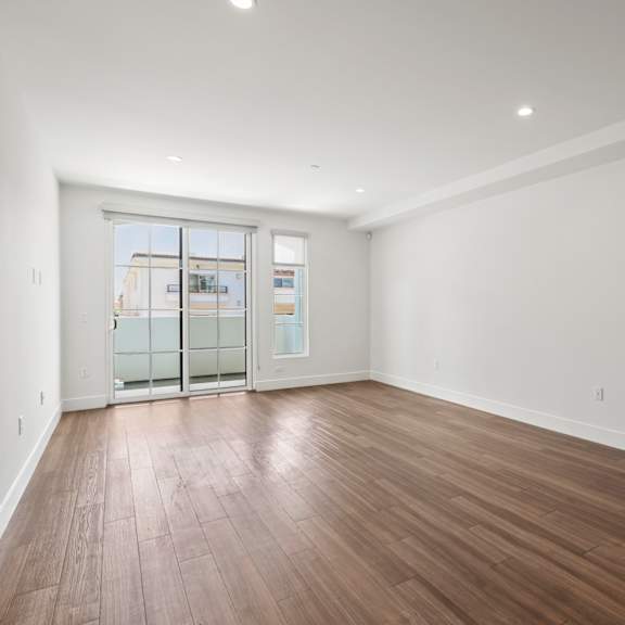 living room with patio, windows, vinyl flooring, and recessed lighting