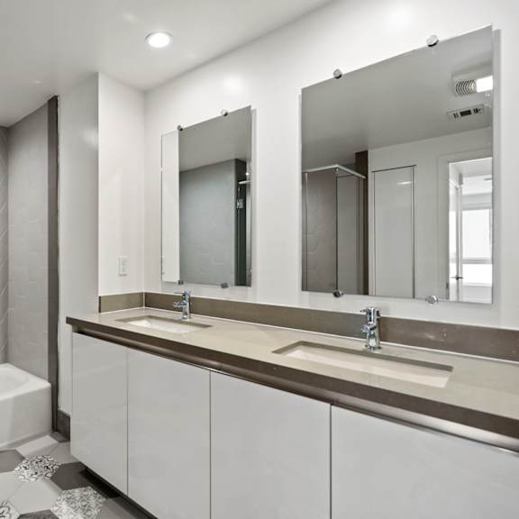 bathroom with bathtub and double-sink vanity