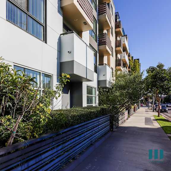 sidewalk view of santa monica federal by wiseman