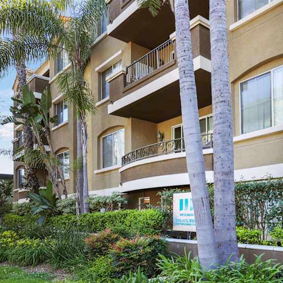 exterior of barrington santa monica by wiseman
