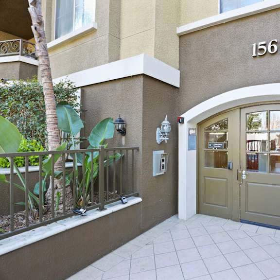 front entrance to barrington santa monica by wiseman