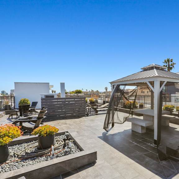 rooftop deck at gramercy park by wiseman, los angeles, california