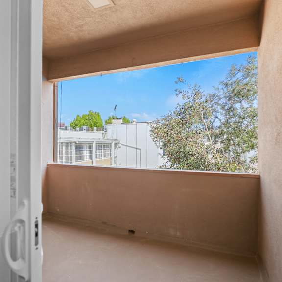 large-size upper level patio
