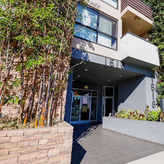 front entrance of santa monica federal by wiseman