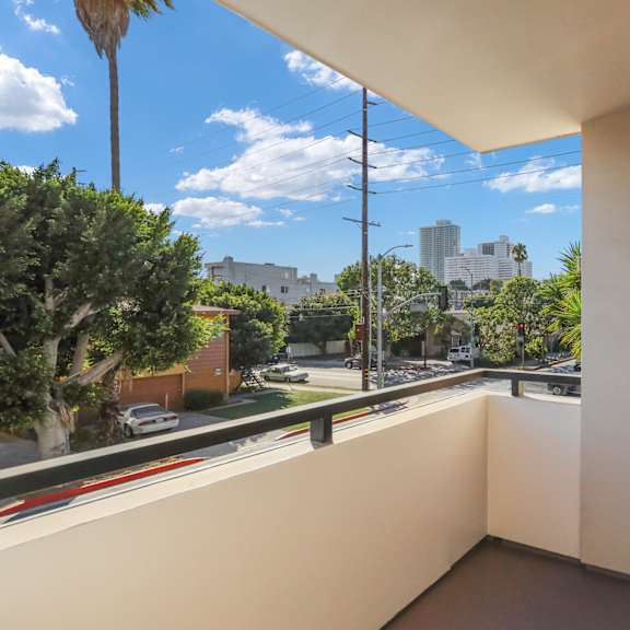 large-size patio with sky views