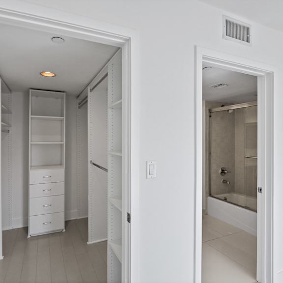 walk in closet unit 212
