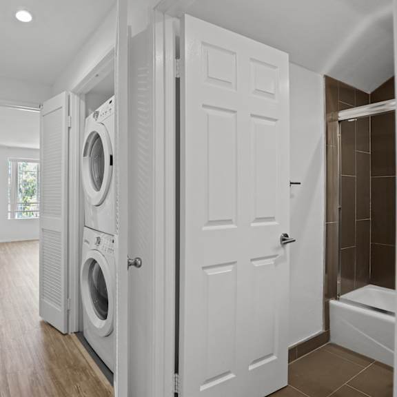 west la apartment with in-unit washer & dryer
