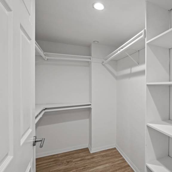 west la apartment with walk-in closet