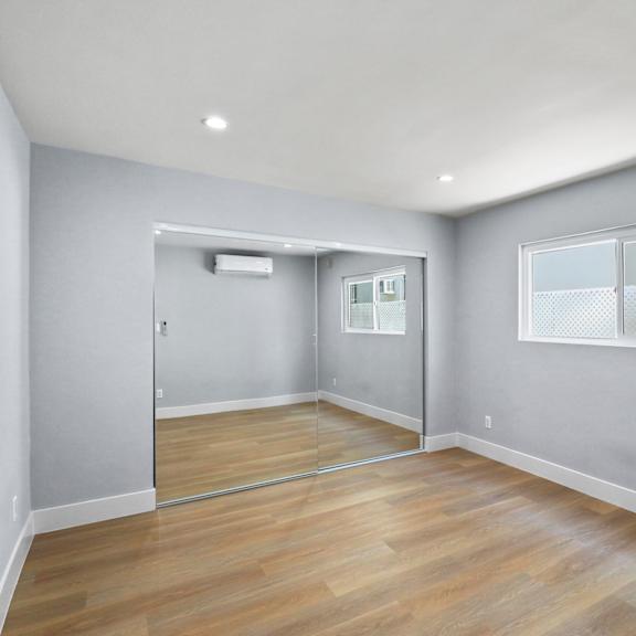 bedroom with large mirrored closet
