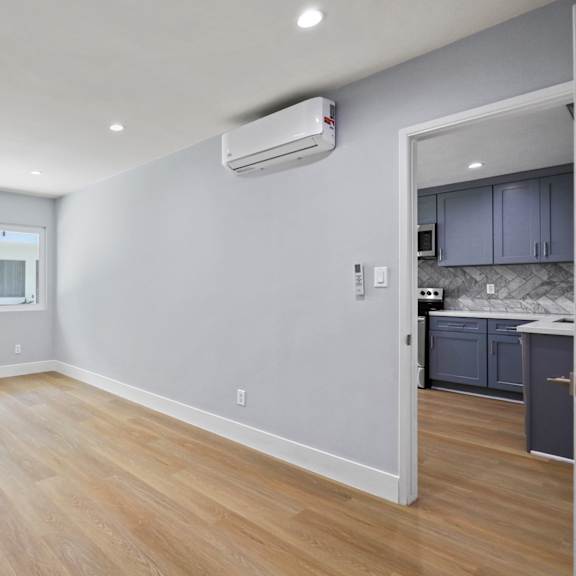 large-size bedroom with windows, and vinyl flooring