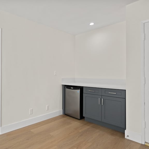 mini-bar area in open-concept kitchen and dining area