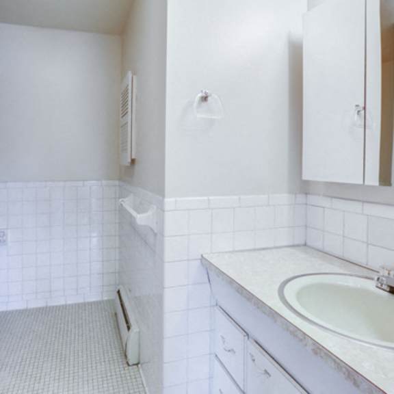 berkley manor apartments – kenmore new york - full bathroom