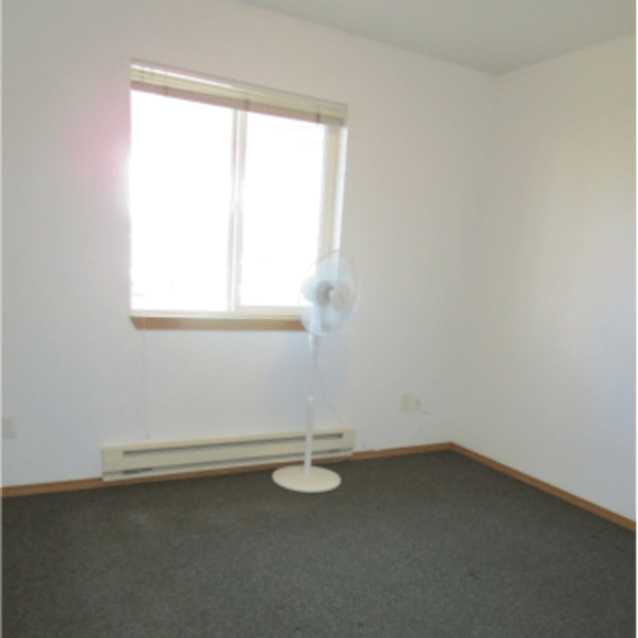 louise garden vacant bedroom