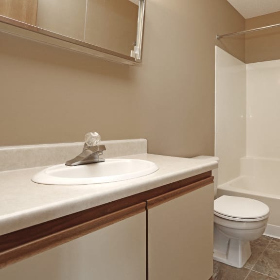 bathroom with shower/tub