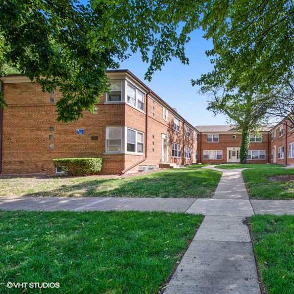large courtyard building in bowmanville