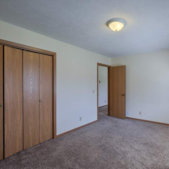 a room with a carpeted floor and a ceiling light.
