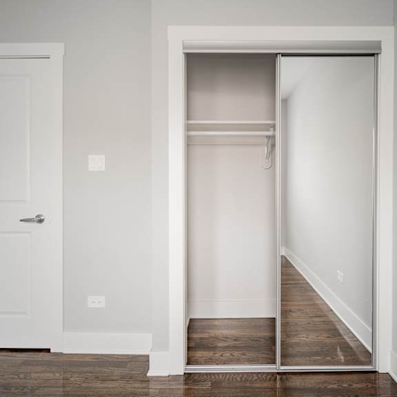 bedroom closet 5162-2b
