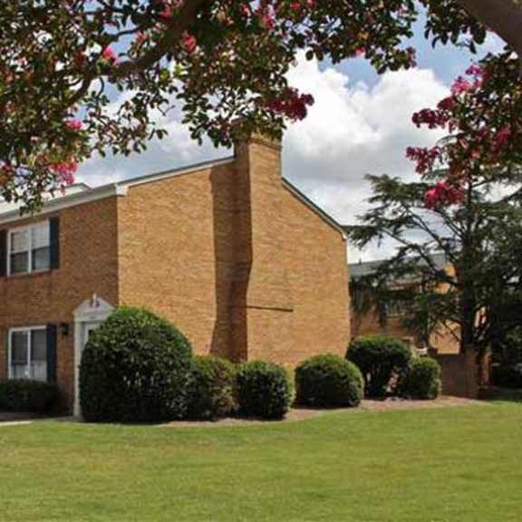 exterior at the courtyards of chanticleer in virginia beach va