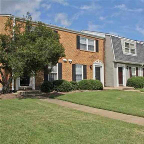 front lawn at the courtyards of chanticleer apartments in virginia beach va