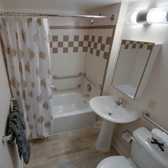 alternate bathroom with tub